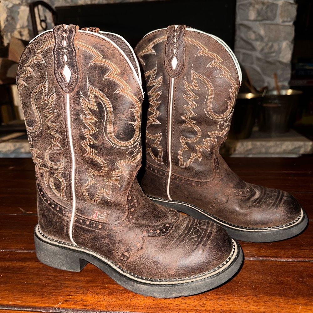 Women’s size 8B Justin Gypsy boots, round toe, EXCELLENT CONDITION!